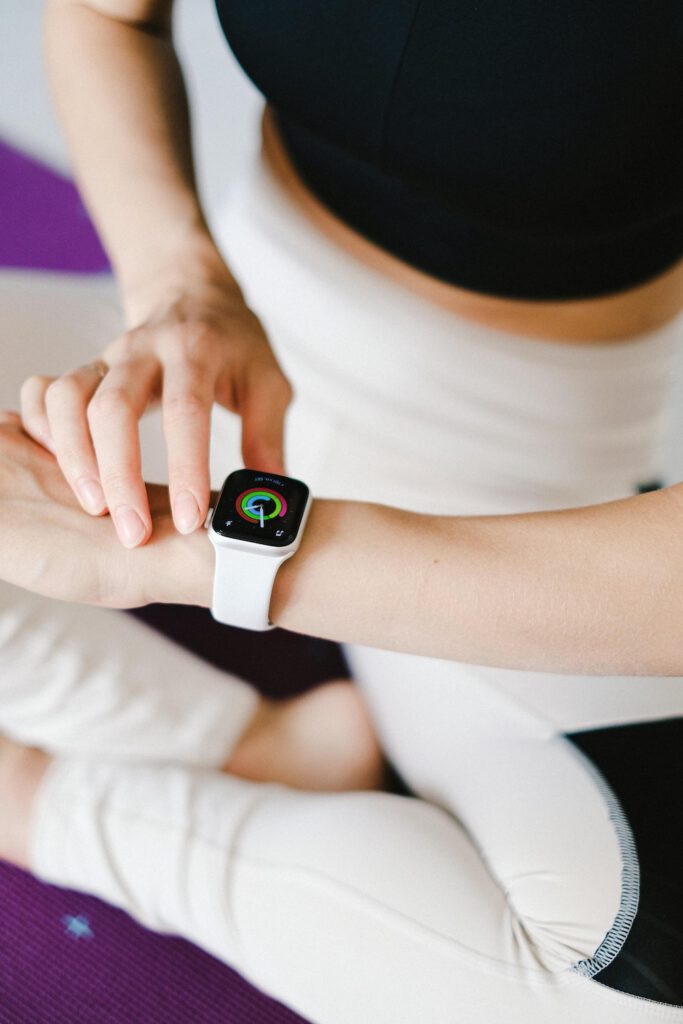 Frau überprüft ihre Apple Watch 10 während einer Yoga-Session.