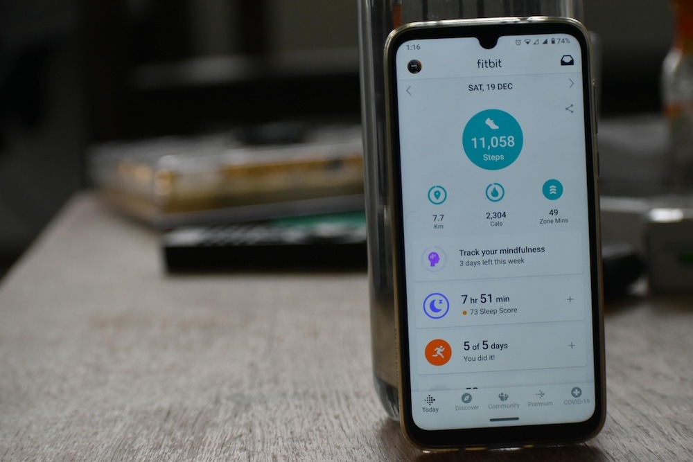 Fitbit-App auf einem Smartphone mit Fitness-Tracking-Daten, einschließlich Schritte, Kalorienverbrauch und Schlafanalyse.