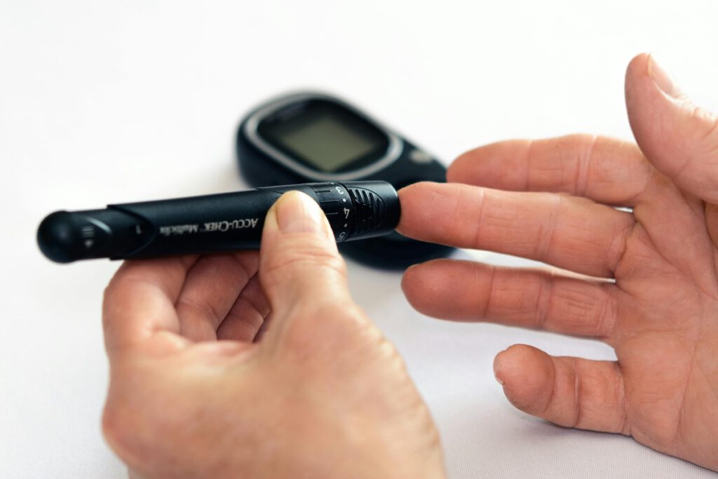 Gesundheits-Monitoring-pexels-asphotograpy-1001897 Person misst den Blutzucker mit einem digitalen Blutzuckermessgerät – Beispiel für Gesundheits-Monitoring.
