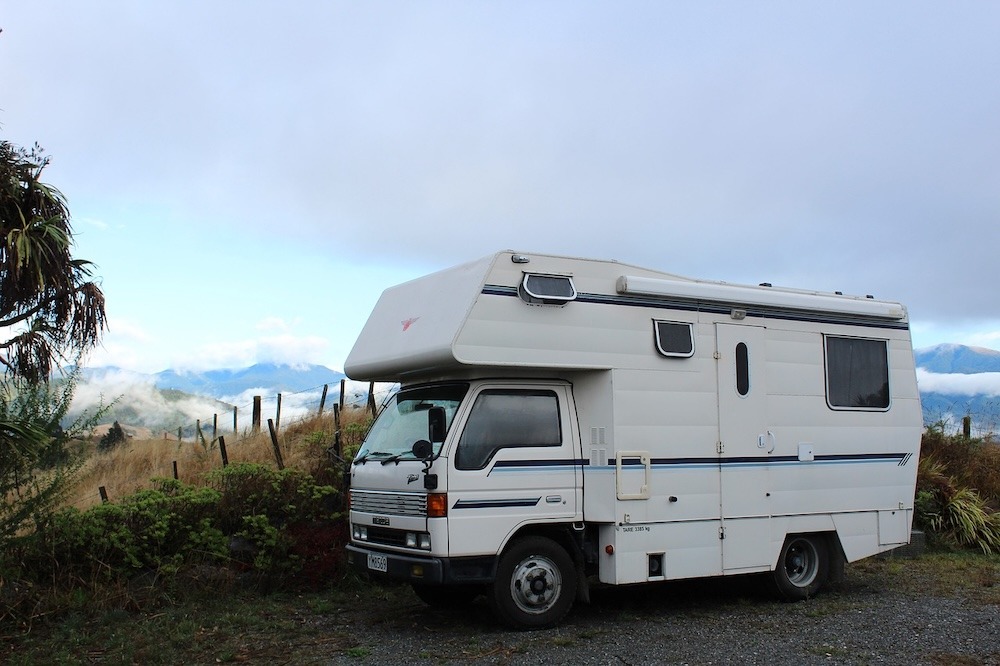 Wohnmobil in ländlicher Landschaft – mit dem richtigen Wasserfilter immer sauberes Trinkwasser unterwegs