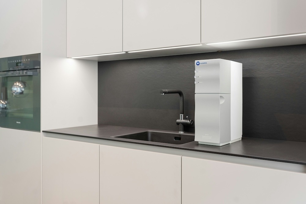 Moderner Wasserfilter auf einer Küchenarbeitsplatte – perfekte Lösung für sauberes Trinkwasser zuhause.