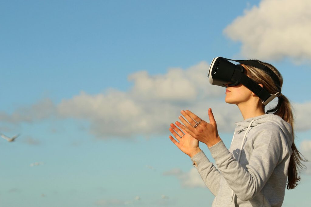 Wellness-gadget-pexels-bradleyhook-123335 Frau mit VR-Brille bei einer virtuellen Wellness-Anwendung im Freien – innovatives Wellness-Gadget.